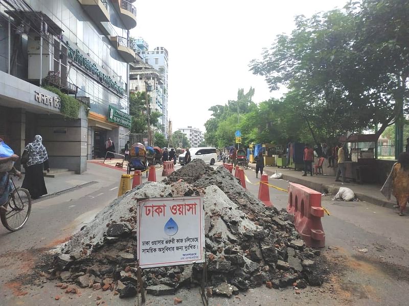 লালবাগ খেলার মাঠসংলগ্ন পানির মেইন লাইনে ইলেকট্রনিক প্রেশার রিডিউসিং ভালভ স্থাপন কাজের জন্য রাস্তা খনন শুরু করে ঢাকা ওয়াসা